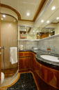 007-starboard_guest_head-1